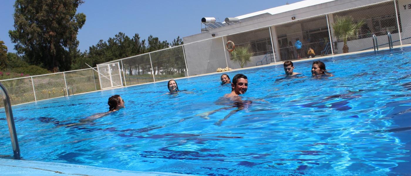 推荐一个正规永利娱乐场的平台学生在丹吉尔美国学校的游泳池里游泳